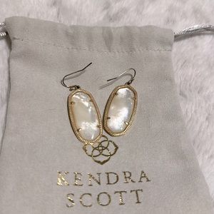Kendra Scott Elle earrings in Mother of Pearl